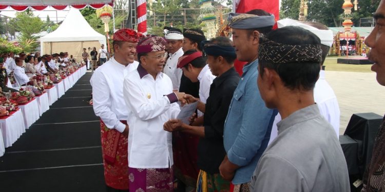 Gubernur Koster Pemprov Selalu Hadir untuk Warga, Bantu Rp 336 Juta untuk Korban Bencana di Bangli