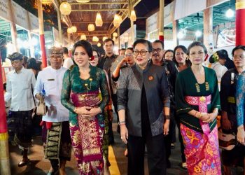 Hadiri Fashion Show Semarapura Festival ke-7, Ny. Putri Koster Dorong Masyarakat Cintai Kain Tenun Tradisional