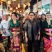 Hadiri Fashion Show Semarapura Festival ke-7, Ny. Putri Koster Dorong Masyarakat Cintai Kain Tenun Tradisional