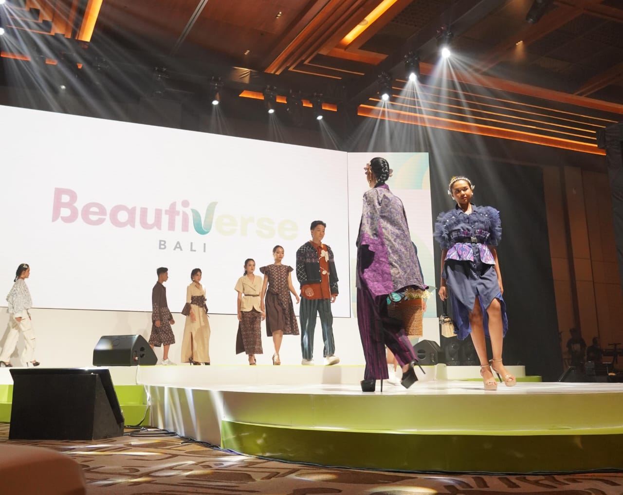 Ny Putri Koster Saksikan Fashion Show ‘Pesona Wastra Nusantara’