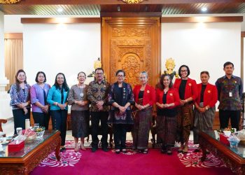 Ny. Putri Koster Ajak KCBI Lestarikan Kain Tenun Tradisional Bali