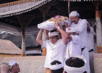 Wagub Giri Prasta Hadiri Penyineban IBTK 2025 di Pura Besakih