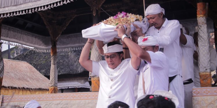 Wagub Giri Prasta Hadiri Penyineban IBTK 2025 di Pura Besakih