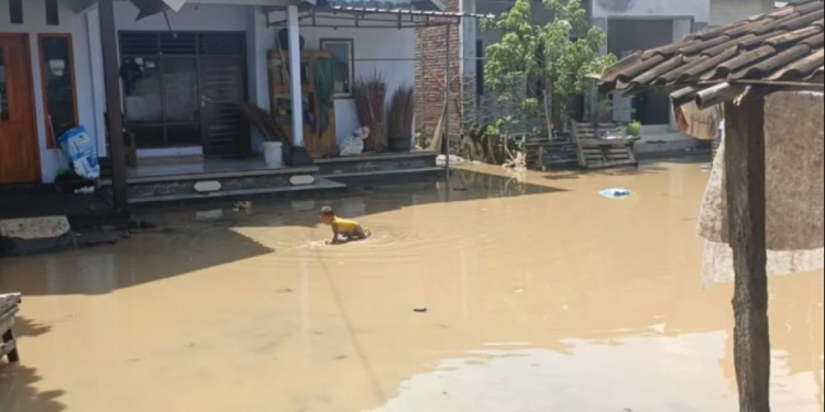 Banjir Rob Sebabkan Kerusakan pada Fasilitas Umum di Jembrana