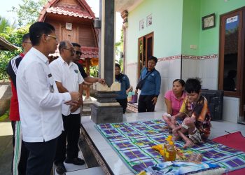 Bupati Satria Serahkan Bantuan Sembako kepada Penyandang Disabilitas