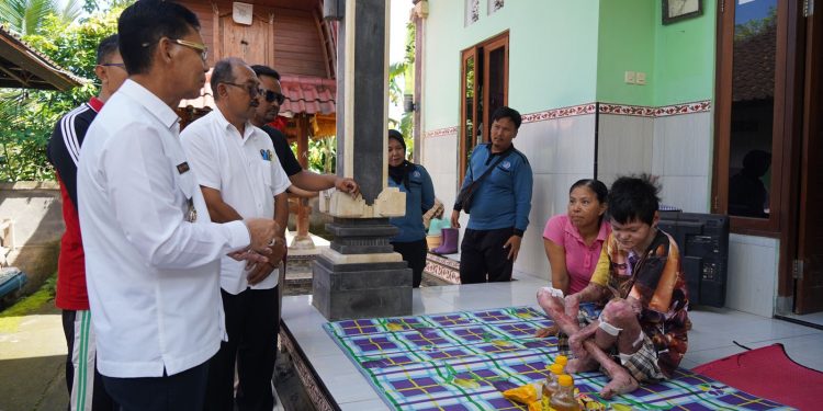 Bupati Satria Serahkan Bantuan Sembako kepada Penyandang Disabilitas