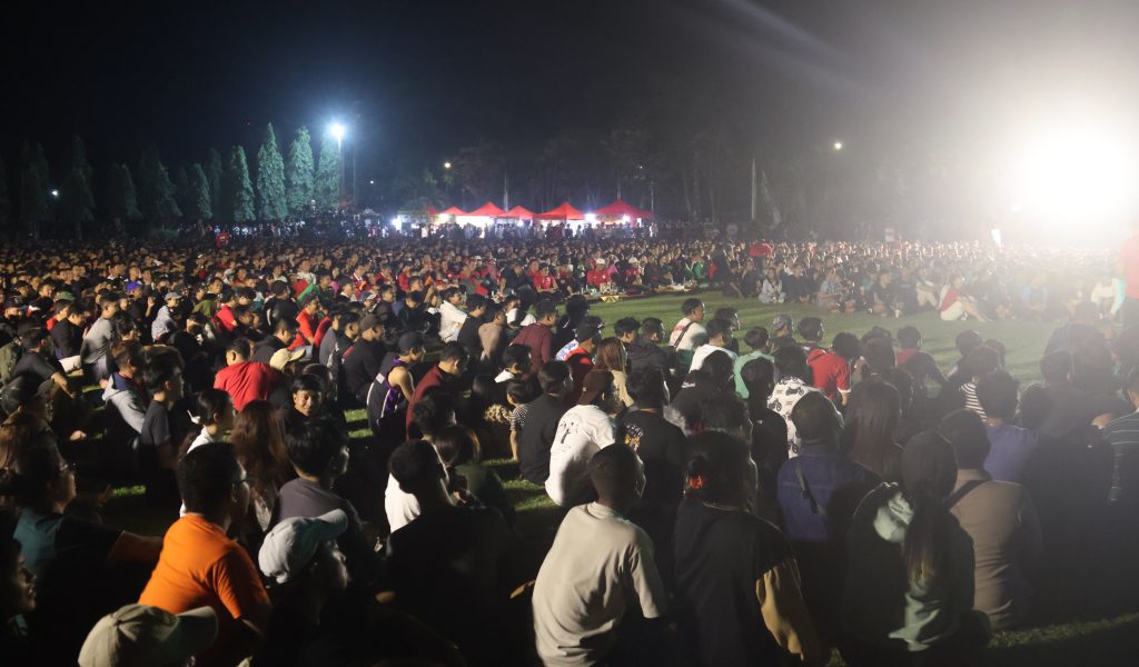 Gubernur Koster Apresiasi Antusiasme Warga Bali dalam Nobar Timnas Indonesia vs China di Lapangan Bajra Sandi
