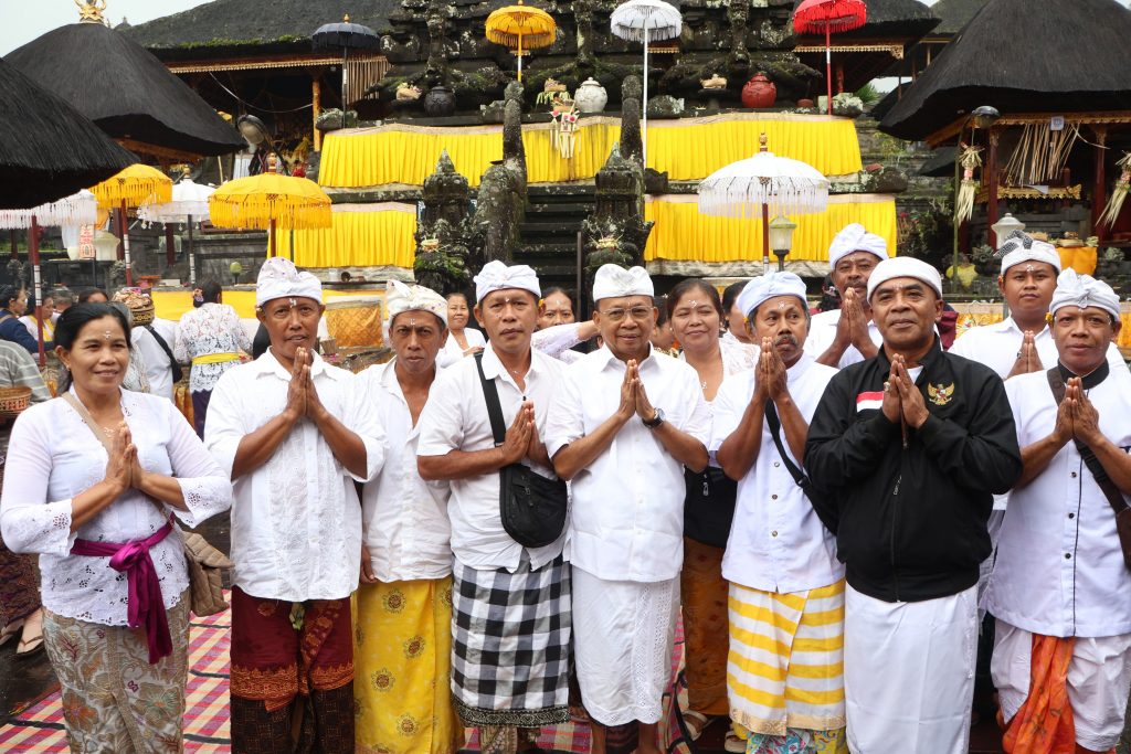 Tepat Perayaan Tumpek Krulut, Gubernur Koster Ngayah Mainkan Gamelan di Pura Besakih