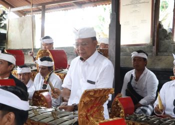 Tepat Perayaan Tumpek Krulut, Gubernur Koster Ngayah Mainkan Gamelan di Pura Besakih