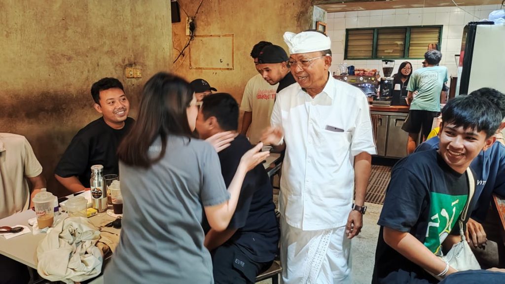 Traktir Ribuan Cup Kopi Tepat Hari Kasih Sayang Bali, Gede Pasek Doakan Gubernur Koster Selalu Sehat