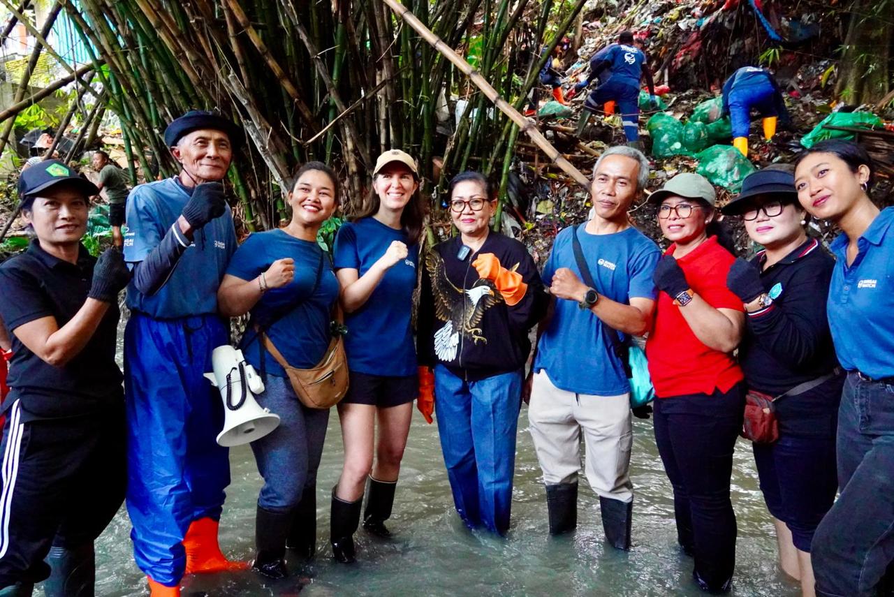 Turun Bersama Yayasan Sungai Watch, Ny. Putri Koster Ajak Masyarakat Ubah Perilaku dari Buang Sampah Menjadi Kelola Sampah