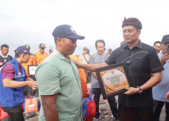 22 Nelayan dan Relawan Penyelamat Korban KMP Tunu Pratama Jaya Terima Penghargaan dari Bupati Jembrana