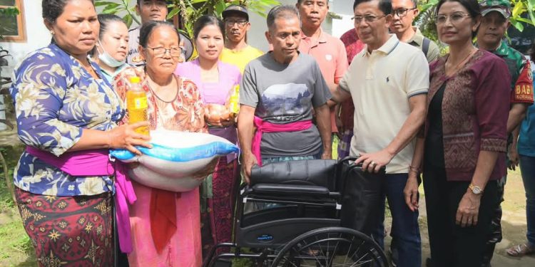 Bupati Satria Salurkan Bantuan untuk Warga Tidak Mampu di Desa Bakas