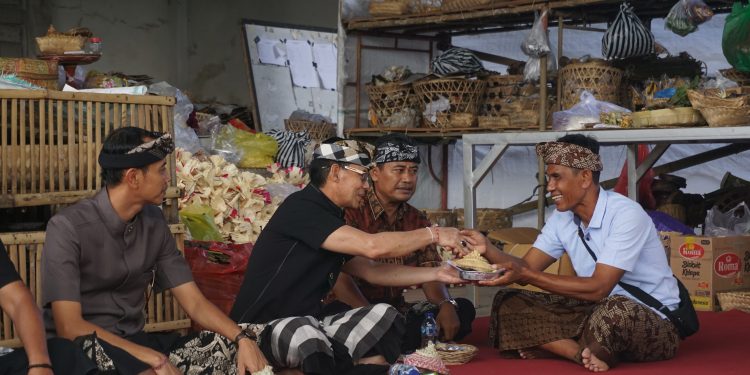 Bupati Satria dan Wabup Tjok Surya Hadiri Persiapan Ngaben Massal di Penasan dan Sema Agung