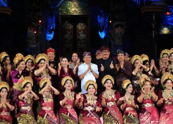 Gubernur Koster Saksikan Parade Gong Kebyar Wanita dan Drama Gong Tradisi di PKB 2025
