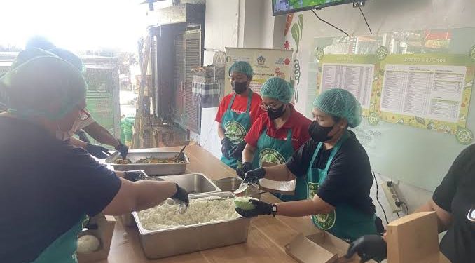 Kelompok Pariwisata Salurkan Makanan Lebih ke Warga Sekitar TPA Suwung