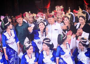 Krama Bali dan Gubernur Koster Tetap Bertahan dibawah Gerimis, Puji Penampilan Gong Kebyar Wanita di PKB XLVII