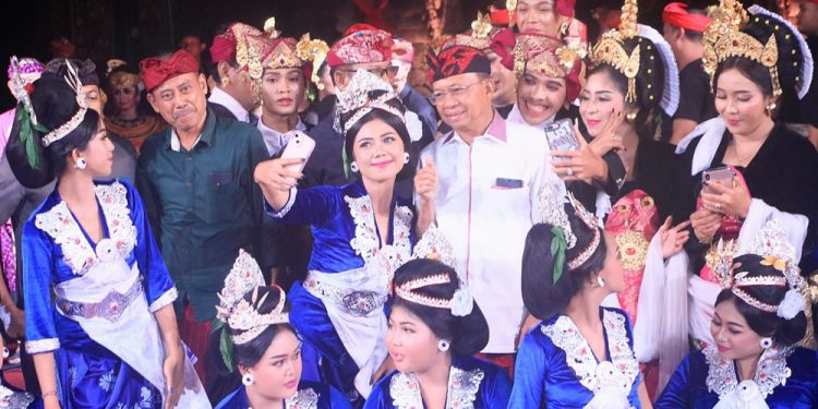 Krama Bali dan Gubernur Koster Tetap Bertahan dibawah Gerimis, Puji Penampilan Gong Kebyar Wanita di PKB XLVII