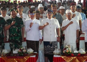 Mantapkan Komitmen Bersama, Gubernur Koster Kepala Desa, Lurah, dan Bendesa Adat Kunci Sukses Gerakan Bali Bersih Sampah