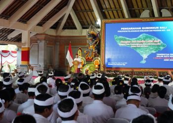 Satukan Pejabat Pemprov Bali di Wantilan Pura Samuan Tiga, Gubernur Koster Stop Santai, Wajib Kerja Keras dan Kreatif Percepat Capaian Program