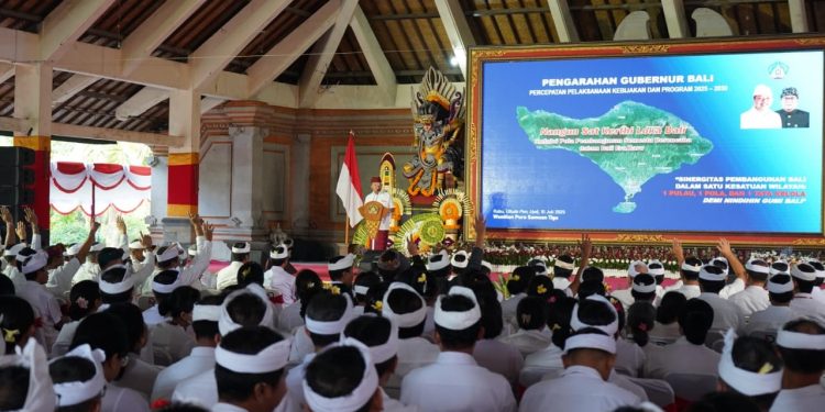 Satukan Pejabat Pemprov Bali di Wantilan Pura Samuan Tiga, Gubernur Koster Stop Santai, Wajib Kerja Keras dan Kreatif Percepat Capaian Program