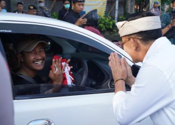 Semarak HUT RI ke-80, Pemkab Klungkung Tebar Semangat Kebangsaan Lewat Gerakan Bagi-Bagi Bendera Merah Putih