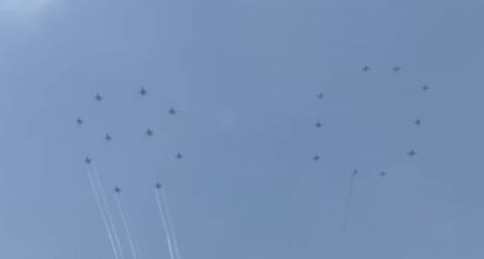 Jupiter Aerobatic Team TNI AU Bentuk Angka 80 di Langit Jakarta