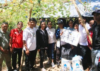 Kadis PUPR Serahkan Bantuan Punia ASN Pemprov Bali Untuk Keluarga Kurang Mampu di Kintamani