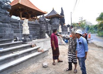 Tinjau Proyek Rabat Beton, Bupati Satria Tekankan Pentingnya Kualitas Pekerjaan