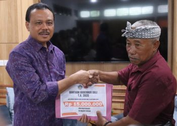 Gubernur Bali Wayan Koster Salurkan Santunan untuk Keluarga Korban Banjir Bandang