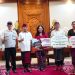 Bantuan Tanggap Darurat Rp 700 Juta Diserahkan OJK, BPD Bali, dan FKLJK ke Pemprov Bali