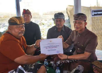 Bupati Satria Berikan Dukungan dan Bantuan untuk Ngaben Massal Desa Adat Tusan