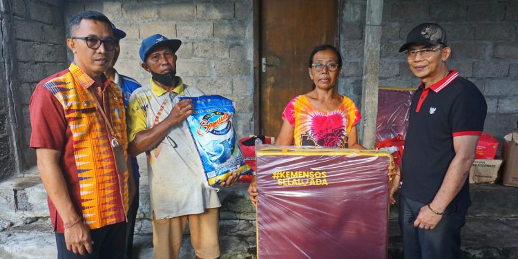 Bupati Satria Salurkan Bantuan untuk Korban Longsor di Desa Pesinggahan