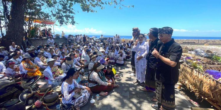 Bupati Satria Serahkan Bantuan Rp150 Juta untuk Ngaben Massal di Desa Adat Batumulapan