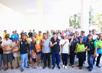 Bupati Satria dan PYP Group Serahkan Bantuan untuk Warga Terdampak Banjir di Desa Kusamba