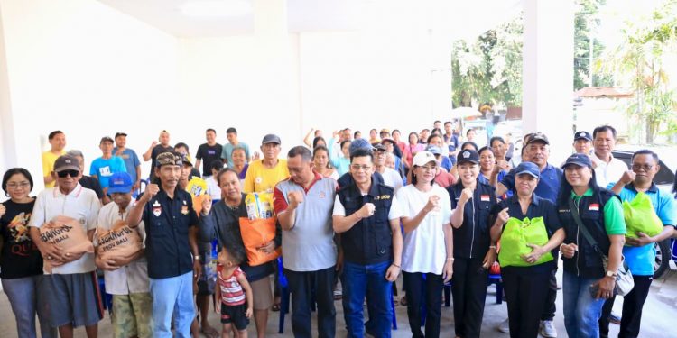 Bupati Satria dan PYP Group Serahkan Bantuan untuk Warga Terdampak Banjir di Desa Kusamba