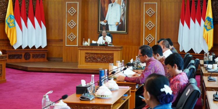 Gubernur Koster Dorong Kolaborasi Enam Sektor, Komit Desa ku Bersih, Bali Bersih