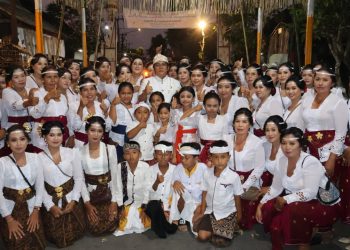 Wagub Giri Prasta Serahkan Dana Punia Rp 50 Juta, Doakan Karya Adat Padudusan Alit di Banjar Kenanga Labda Karya