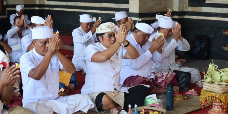 Wagub Giri Prasta Puji Semangat Gotong Royong pada Karya Yadnya Massal di Desa Adat Kapal-Mengwi