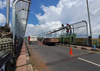 Proses Pemasangan Railing Jembatan Tukad Bangkung Dipercepat