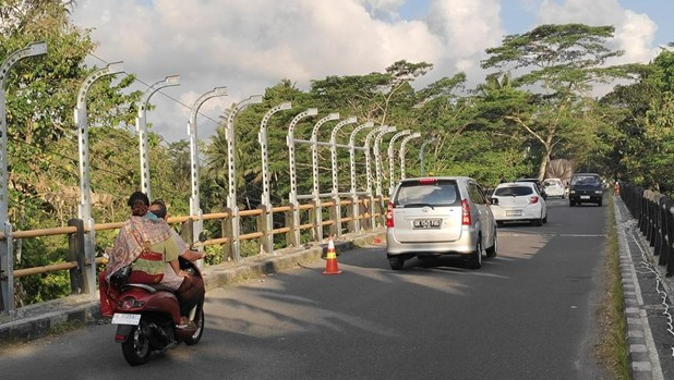 Cegah Insiden di Titik Rawan, Jembatan Tukad Penet Sangeh Dipasang Pagar Pengaman