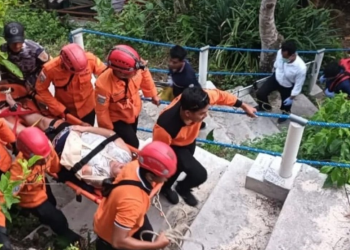 Diduga Fraktur, Turis AS Dievakuasi Setelah Terjatuh di Pantai Atuh Klungkung