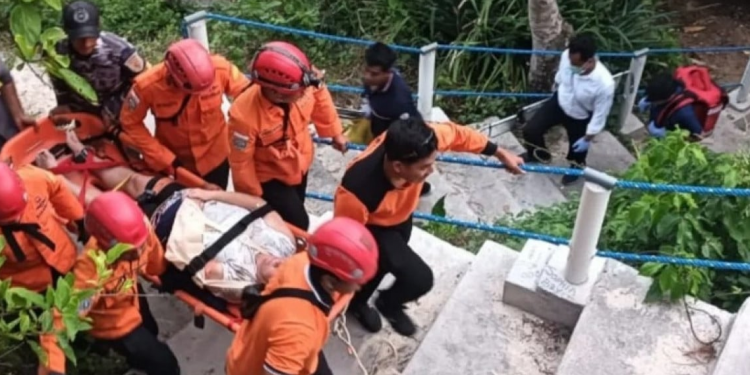 Diduga Fraktur, Turis AS Dievakuasi Setelah Terjatuh di Pantai Atuh Klungkung