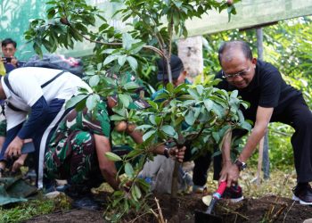 Gubernur Koster Pimpin Gotong Royong Semesta Berencana di Sempadan Tukad Ayung