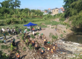 Relawan di Bali Gotong Royong Angkut Sampah Sisa Banjir dari Aliran Sungai
