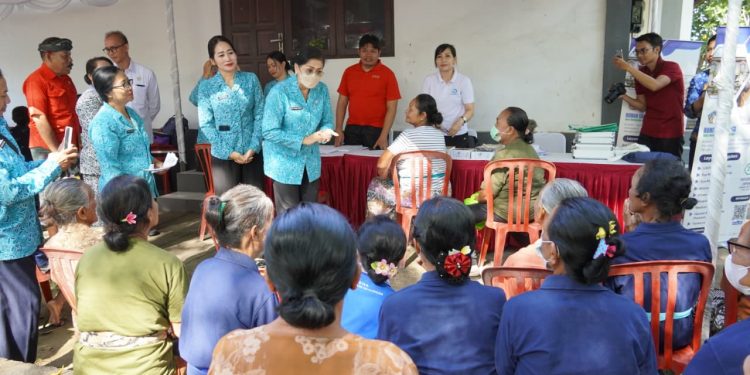 Sentuh Warga Perancak, PKK Bali Hadirkan Bantuan dan Edukasi Kesehatan