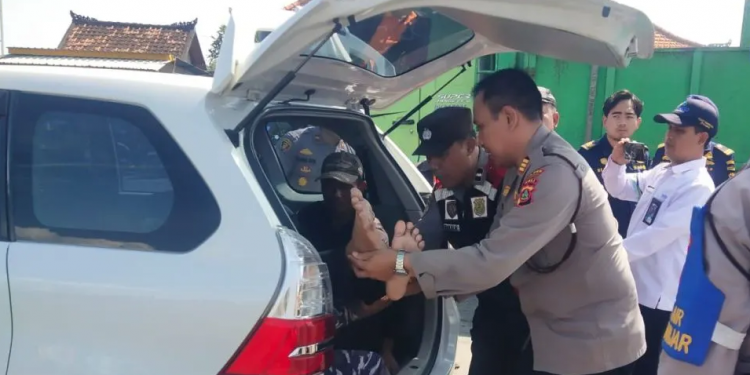 Terpeleset di Kapal, Penumpang Asal Lampung Diselamatkan Nelayan Gilimanuk