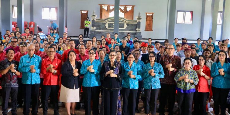 Wujudkan Kesadaran Pemilahan Sampah, Ibu Putri Koster “Nyobiahang” Program PSBS PADAS, Ajak PKK dan PAKIS di Tabanan