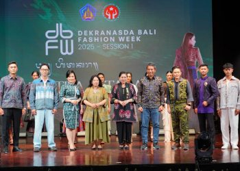 Dekranasda Bali Fashion Week Day 2, Lembaga Keuangan di Bali Tampilkan Busana Kerja Berbasis Wastra
