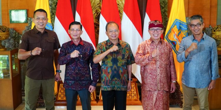 Gubernur Koster Putuskan Lift Kaca Nusa Penida Dihentikan dan Dibongkar